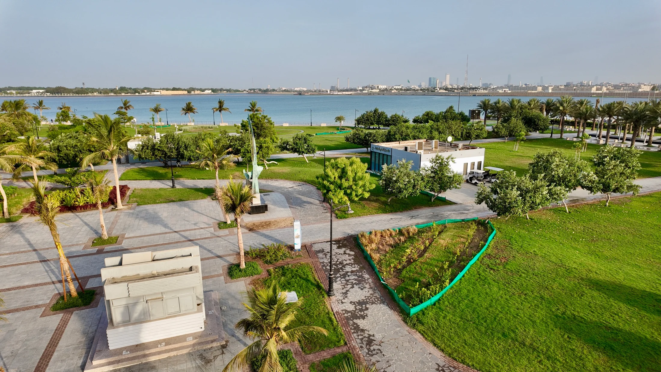 Green public areas integrated with the coastal promenade