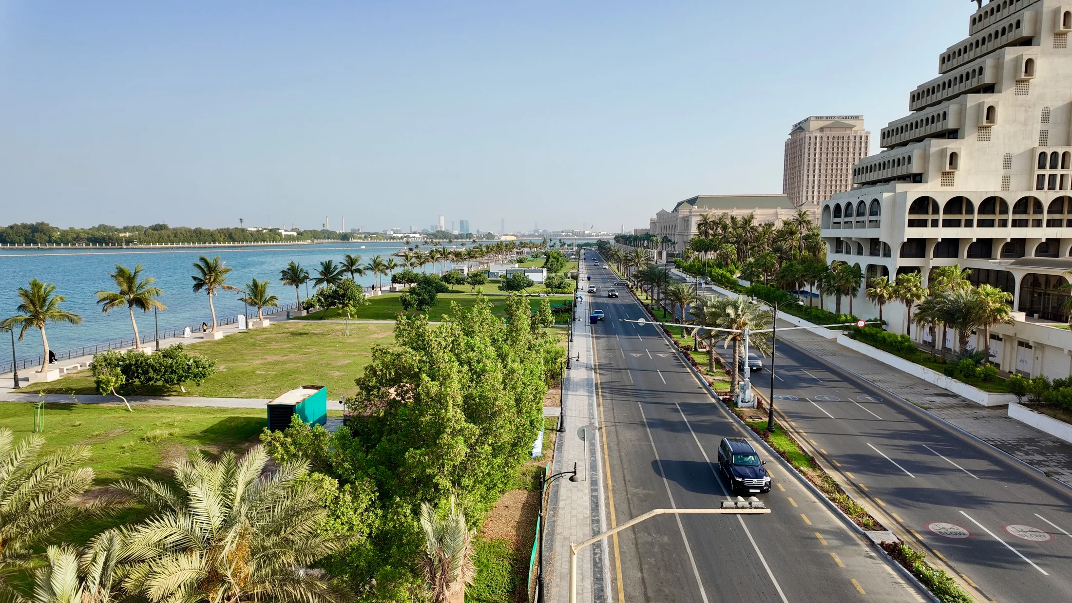 Green public areas integrated with the coastal promenade