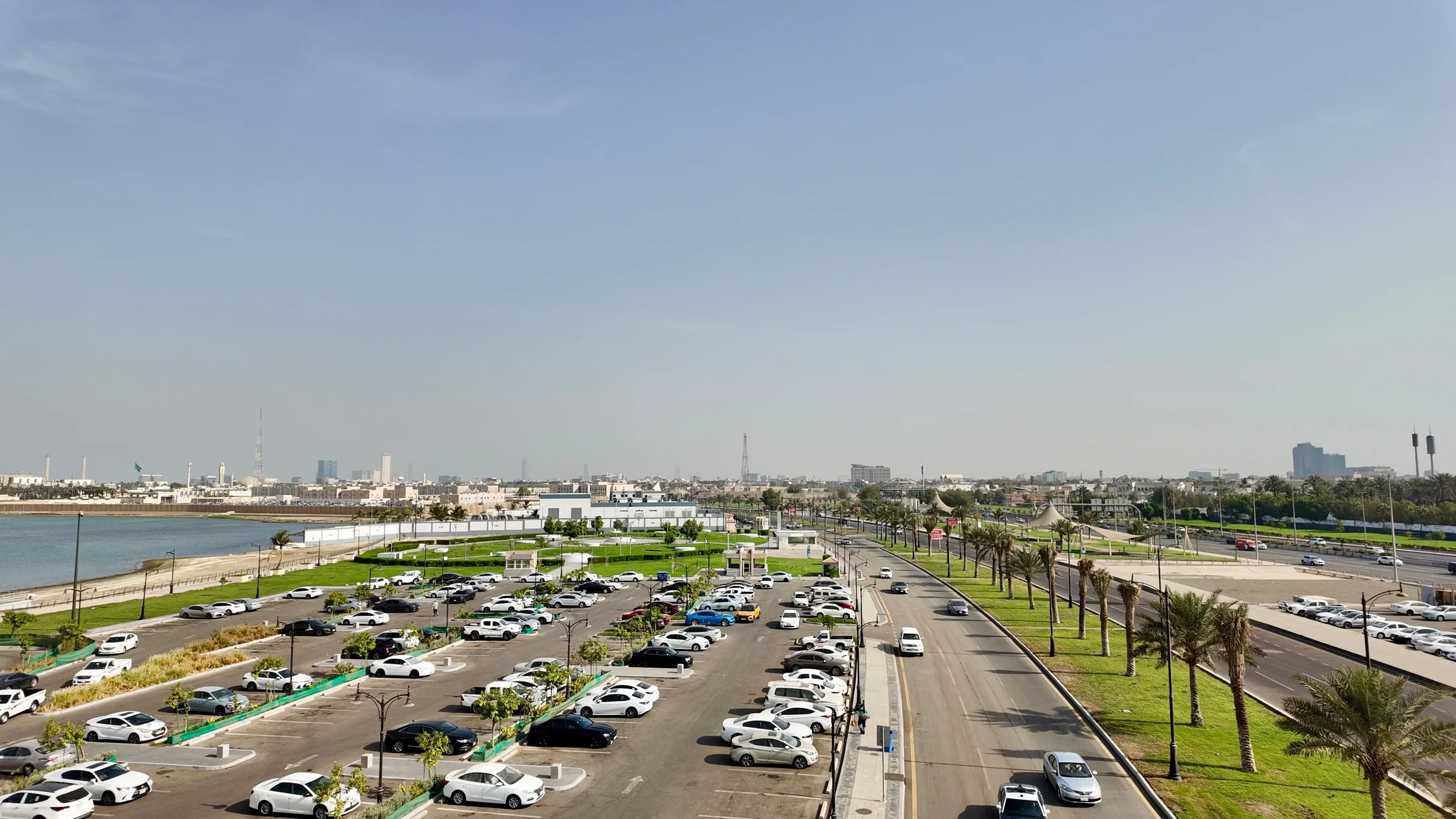 Green public areas integrated with the coastal promenade
