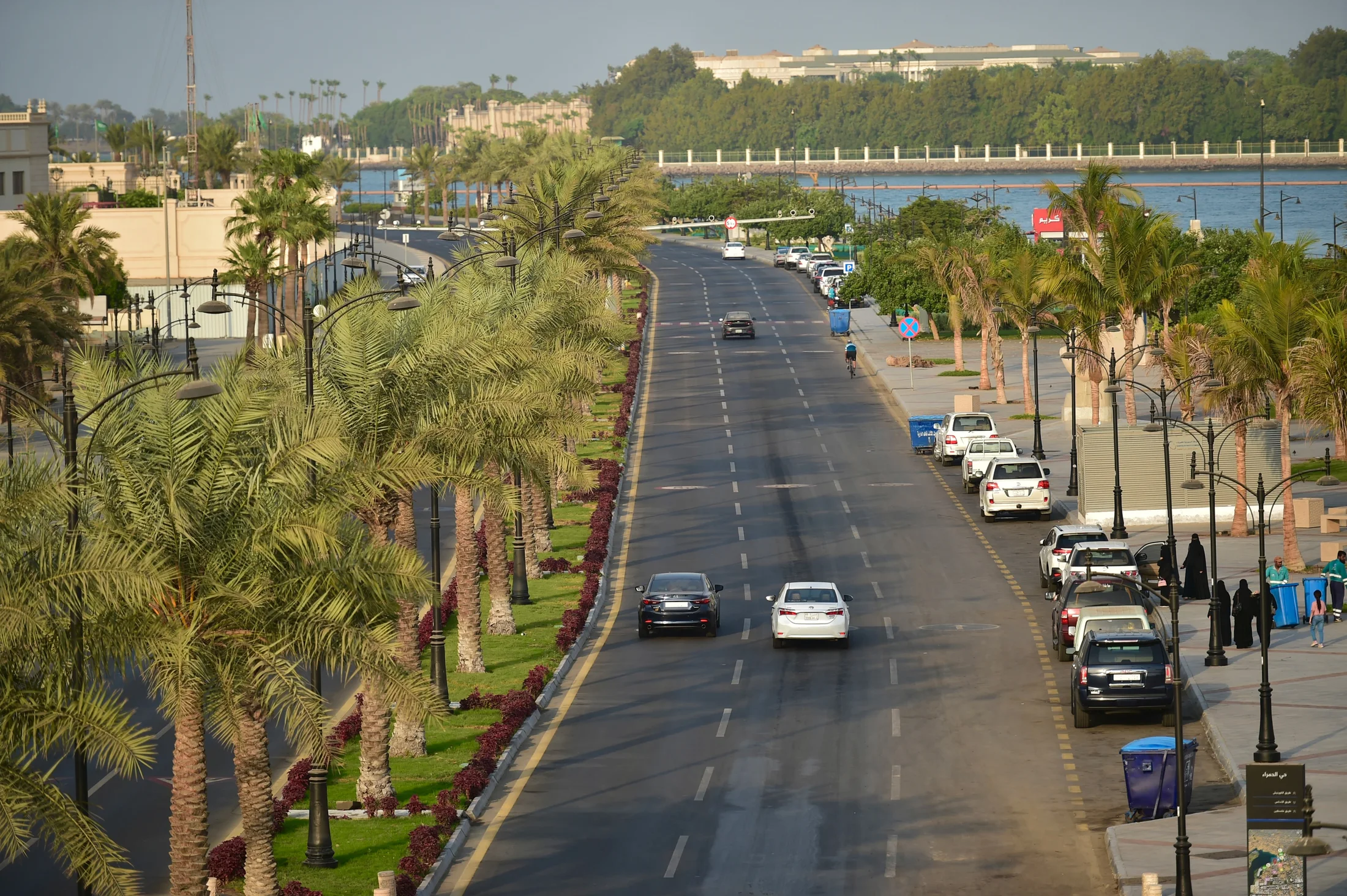 Green public areas integrated with the coastal promenade