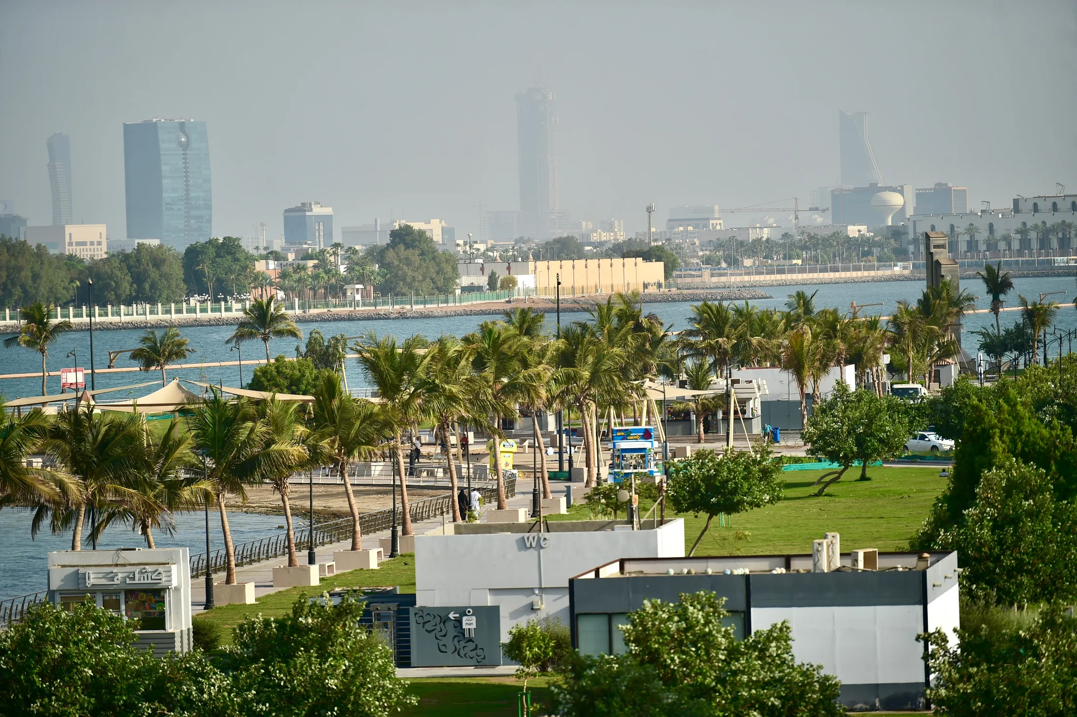 Green public areas integrated with the coastal promenade